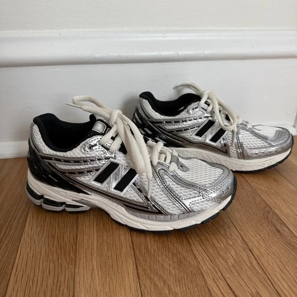 New balance sneakers - Picture 1 of 6